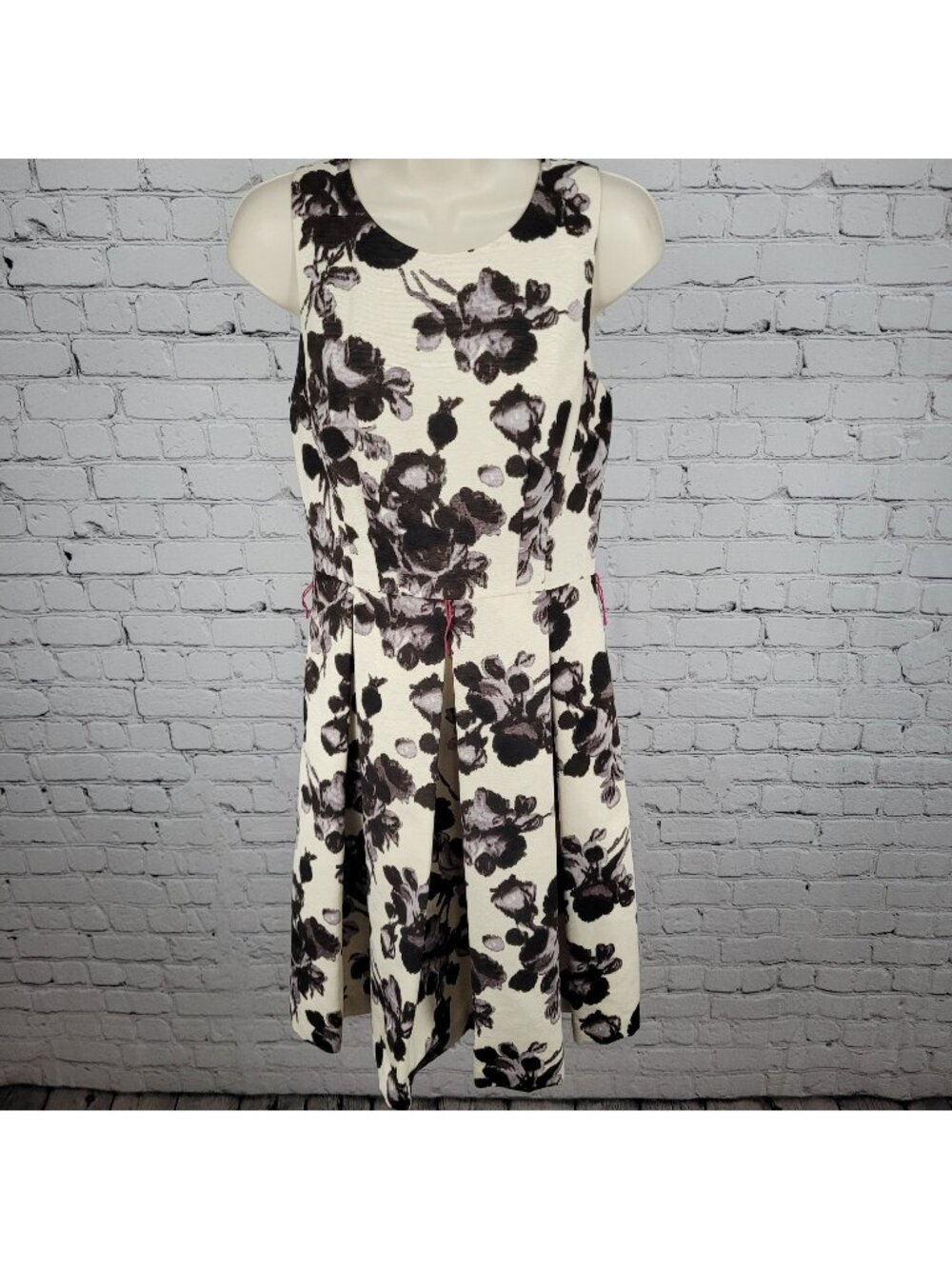 Eliza J Ivory Floral Pleated Sleeveless Lined Fit & Flare Backless Dress Size 4